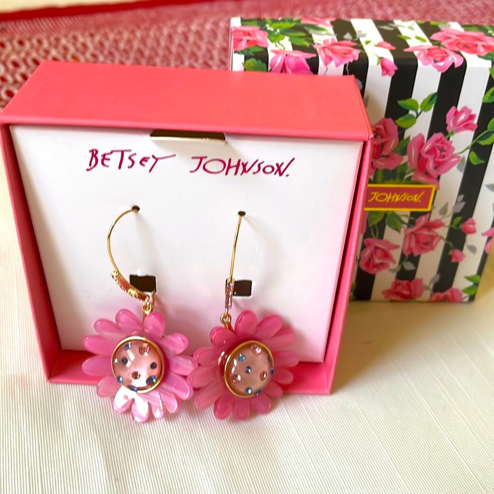 Betsey Johnson new in box gold tone pink lucite flower earrings with rhinestones